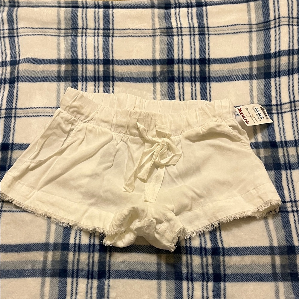 Cloth & Stone White Ruffled Pajama Shorts